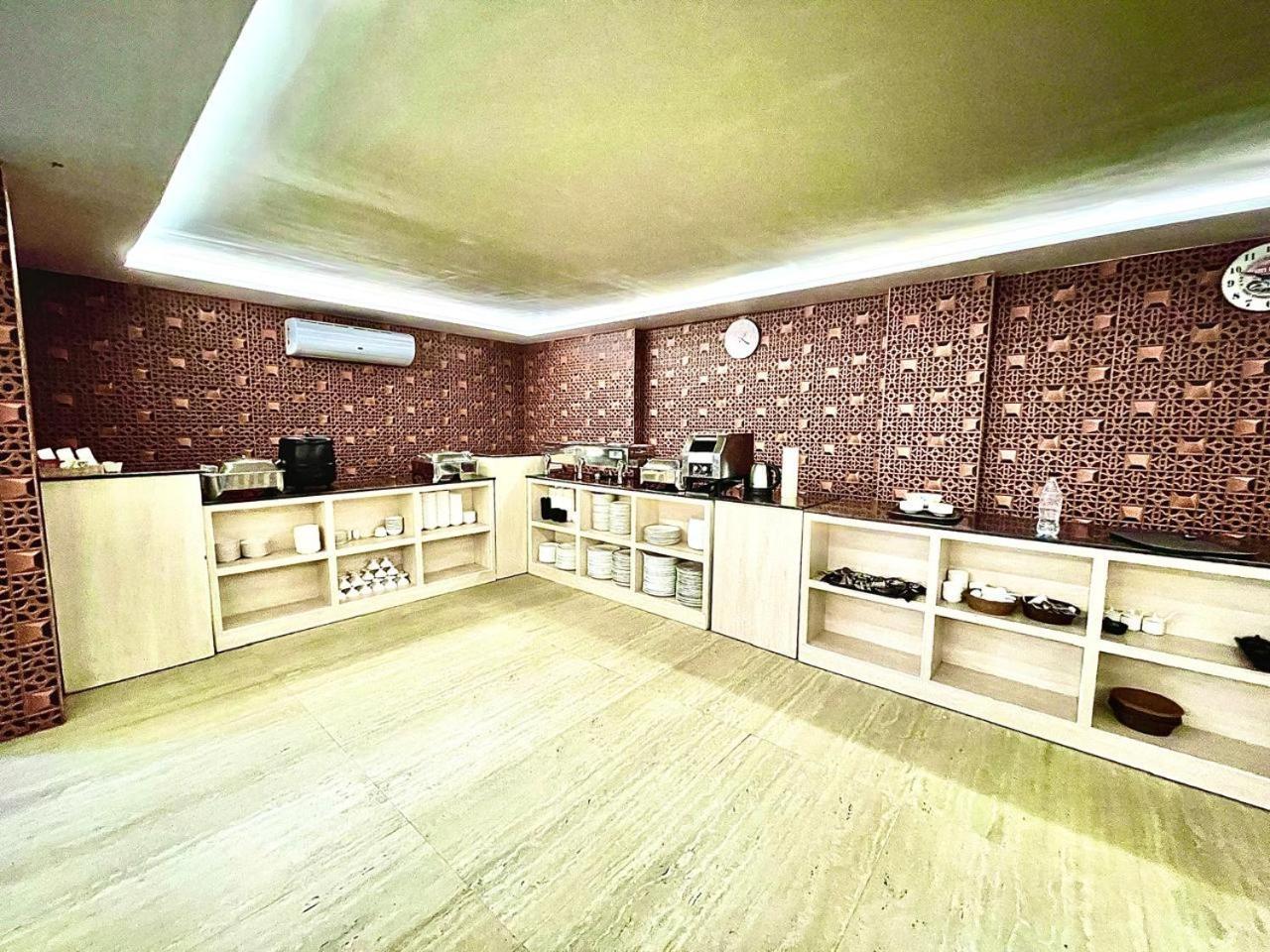 Gr Palace, In Front Of Sea-Beach With Breakfast, Swimming-Pool, Fully Air-Conditioned, Hotel With Parking Availability Пурі Екстер'єр фото