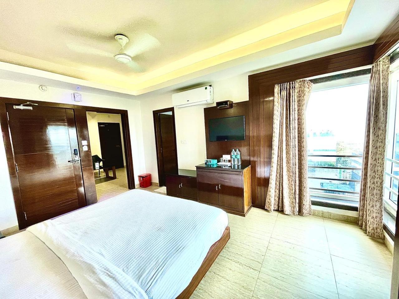 Gr Palace, In Front Of Sea-Beach With Breakfast, Swimming-Pool, Fully Air-Conditioned, Hotel With Parking Availability Пурі Екстер'єр фото